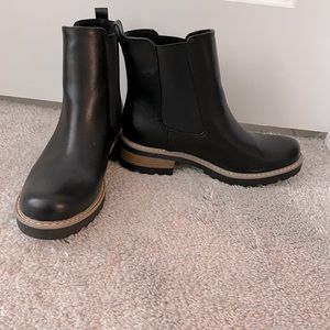 Universal Thread Co Chelsea Black Boots